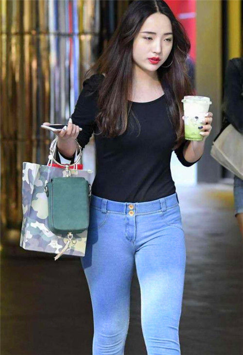  『风姿绰约』街拍：身穿黑色吊带连衣裙的小美女，风姿绰约，简约时尚