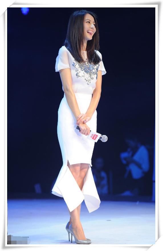 本以为高圆圆穿鱼尾裙就够美了，看到张梓琳才知道什么是最美身材