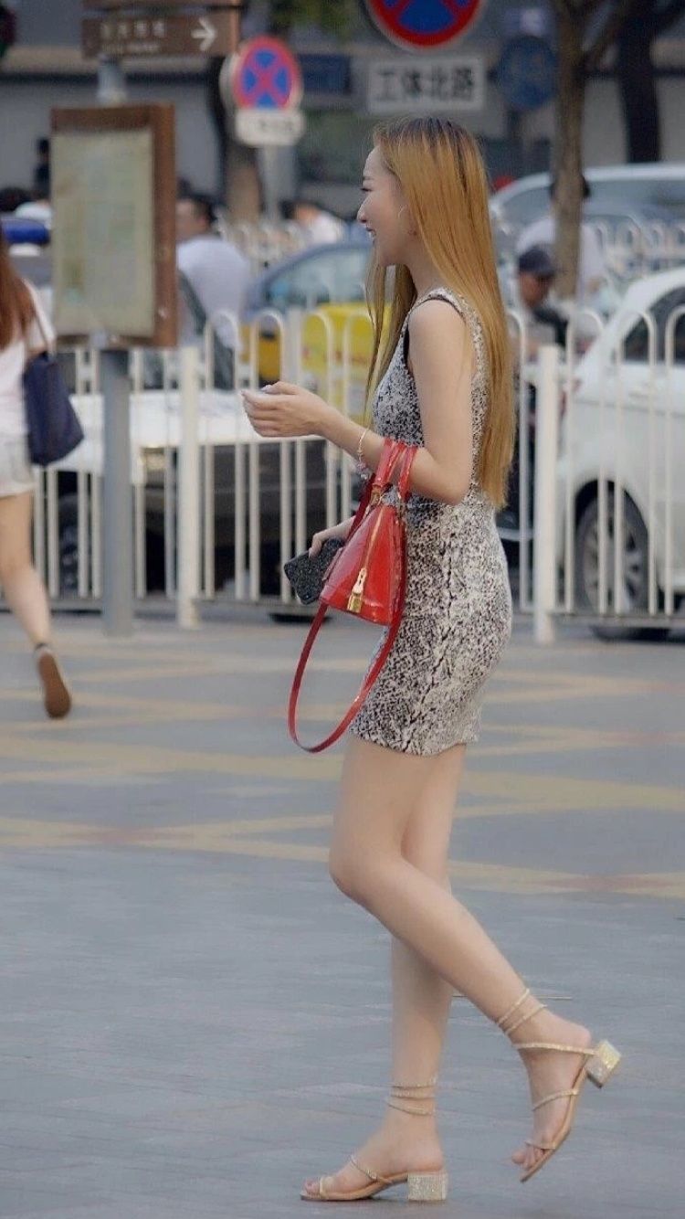 性感街拍丨满屏都是优雅大长腿，点进来你可能会晕腿!