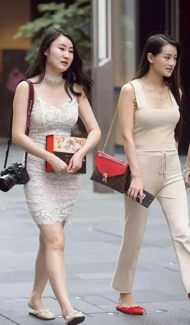 街拍：一个有韵味的微熟女，散发着她不一样的魅力