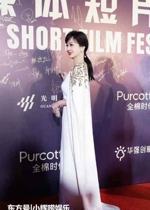  「气质」赵雅芝针织衫配过膝靴，时髦感不输杨幂，谁能想到她已经65岁了