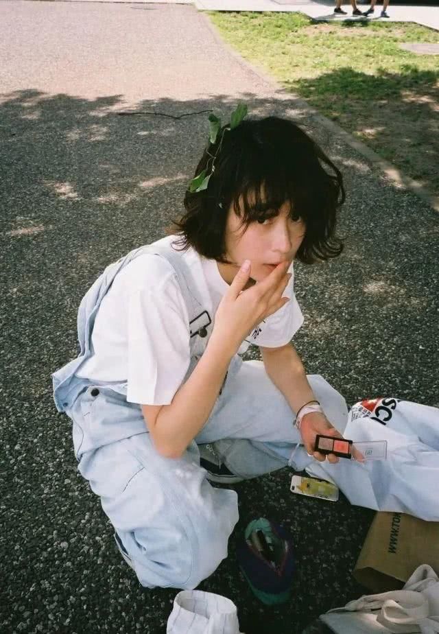  「短袖」聪明美丽的女孩，现在都已经开始挑选短袖了！