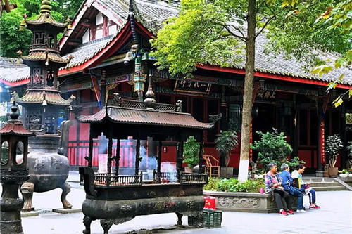 成都这座寺庙规模宏大声誉极高，虽然立于市区，却没有被商业化