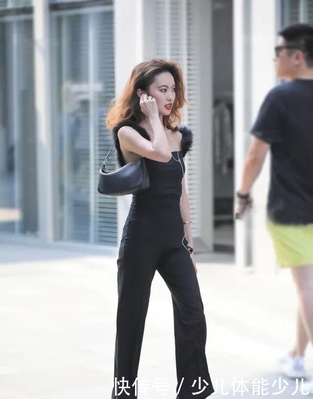  连体：女人过了40岁，阔腿裤不能乱穿，一不小心穿出“五五身材”！