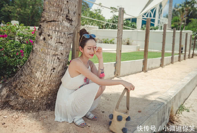 纯美短裙穿出甜美夏日风，暖心笑容灵动十足