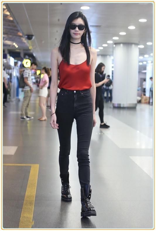 奚梦瑶再现机场,终于在吊带衫外套了件外套,网友:还不如不穿!