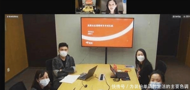  「时间」章泽天与刘强东携手在英国给同胞捐物资，两人不弃前嫌重归于好？