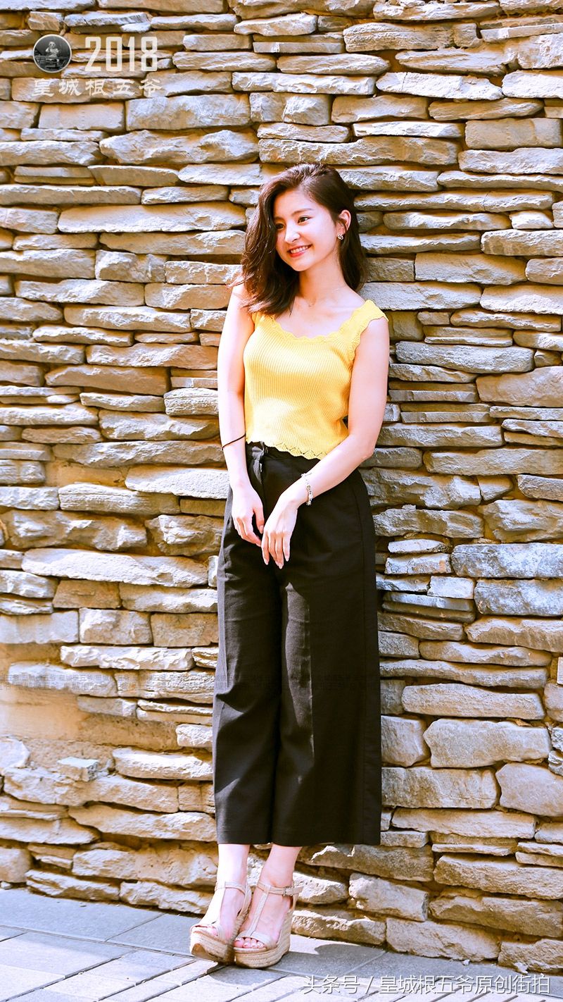 街拍:阔腿裤怎么穿都时髦，它还是今夏最经典的潮流服饰