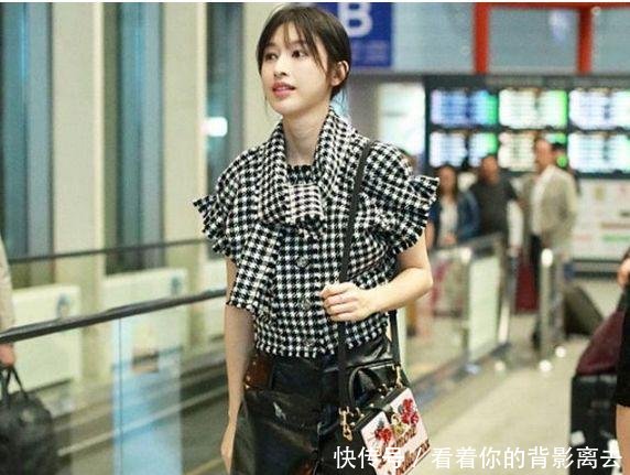 张俪穿黑白格子上衣搭配黑色皮裙现身机场 留着刘海长发气质甜美