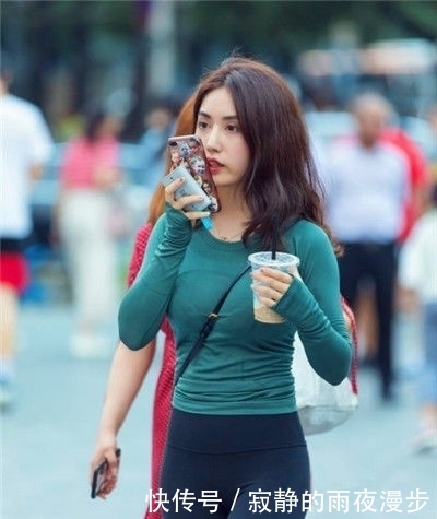  「凸显」街拍：白色一字肩上衣配牛仔短裙，凸显大长腿，美女时尚又靓丽