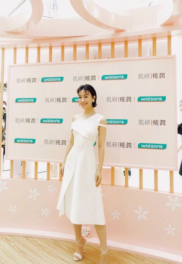 啥吗?吴昕穿白色系,就是比你美,因为显腿可细了!