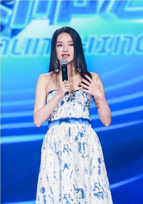 舒淇厉害了，踮起脚尖踩一对鞋底走路，网友:和冯德伦越来越像了