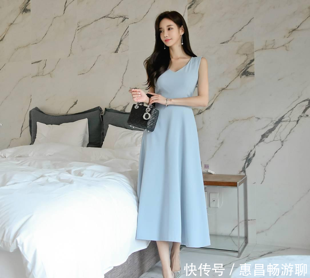 膝裙■淡彩浅蓝百褶及膝裙,如淡云般的温柔,展现你的美