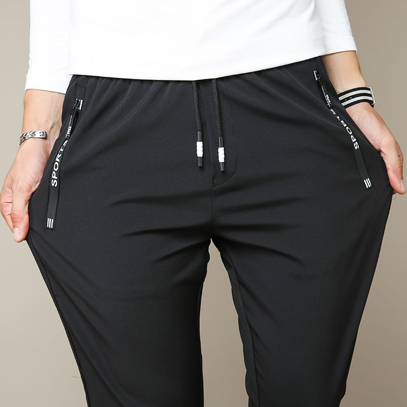 越来越多男人不穿牛仔裤了!今年流行“男神裤”，十个男人九个爱