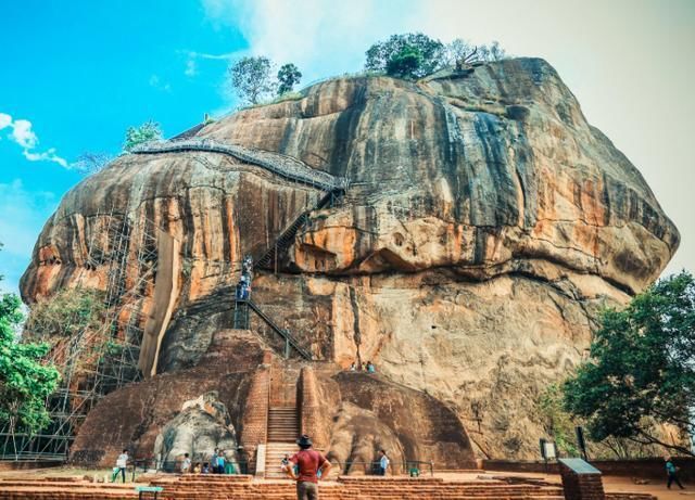 世界第八大奇迹，建在200米的高空之上，顶部是空中宫殿