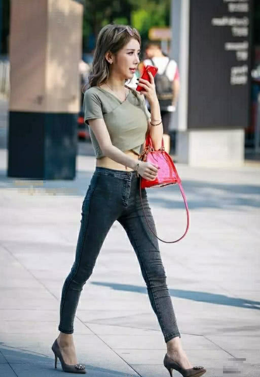 时尚俏女人紧身牛仔裤搭配露脐小短袖 ，曼妙的好身材很吸睛