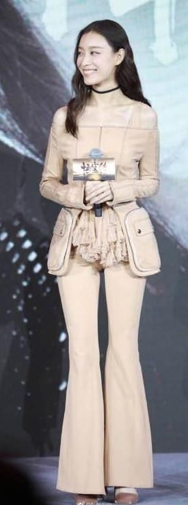 倪妮不愧是时尚界的宠儿，穿着“僧袍”在机场走秀，三角区很有料