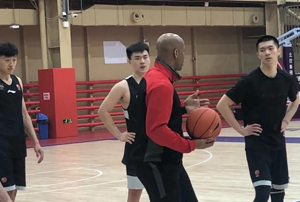  『CBA』敬业的CBA主教练！马布里的讲话让球员暖心，亲自上场示范跑位