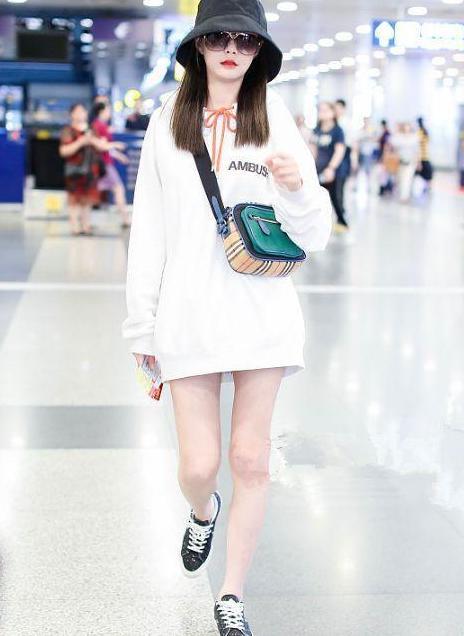 沈梦辰胆真大! 裤子短到腿根部也敢穿, 网友: 一般人谁敢这么穿