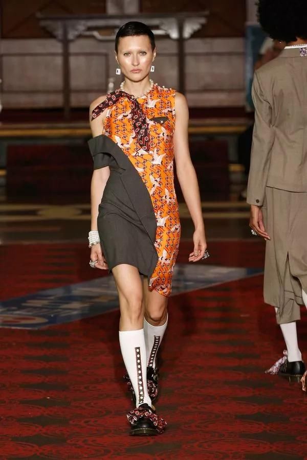 在唐人街的中餐馆打麻将，中式旗袍和解构西装完美结合，打造最中