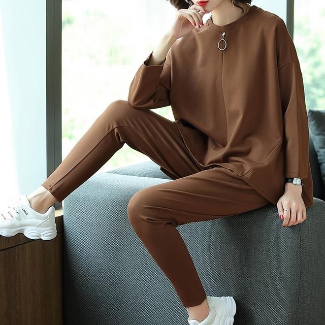 膝盖怕凉的老婆，秋季从不穿裙子，只穿这显瘦套装，洋气超减龄