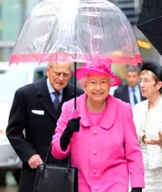 英国女王的“任性又可爱”的强迫症:雨伞和服装必须同色系!