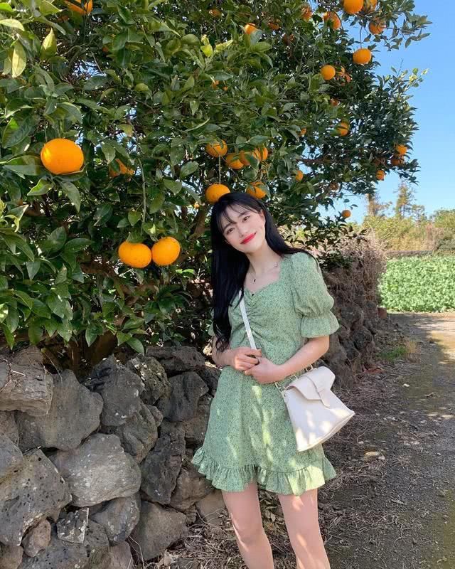  #色彩#在春季穿衣服看起来枯燥乏味，你学会运用色彩了吗？