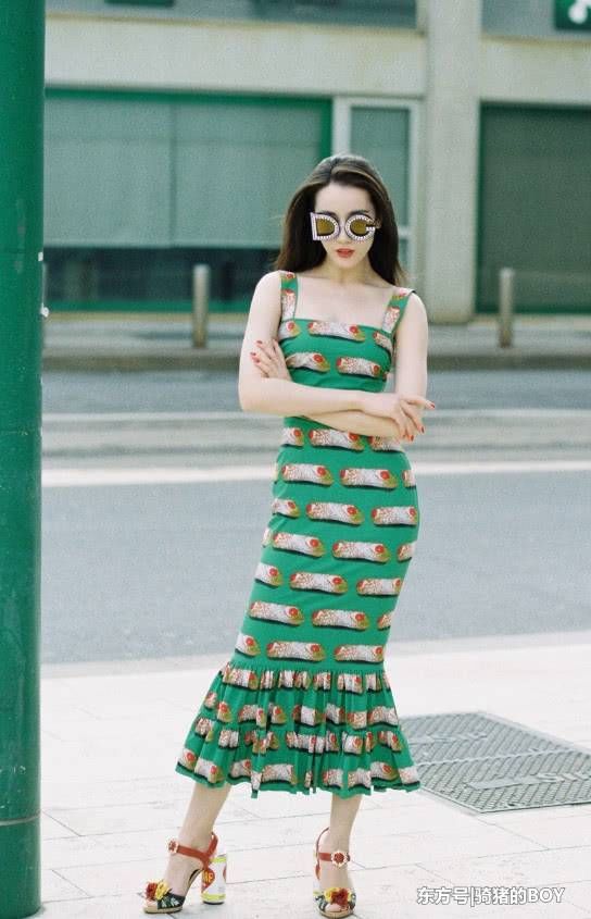 迪丽热巴厉害了，竟穿了条“花脸盆裙”，花花绿绿却很独特