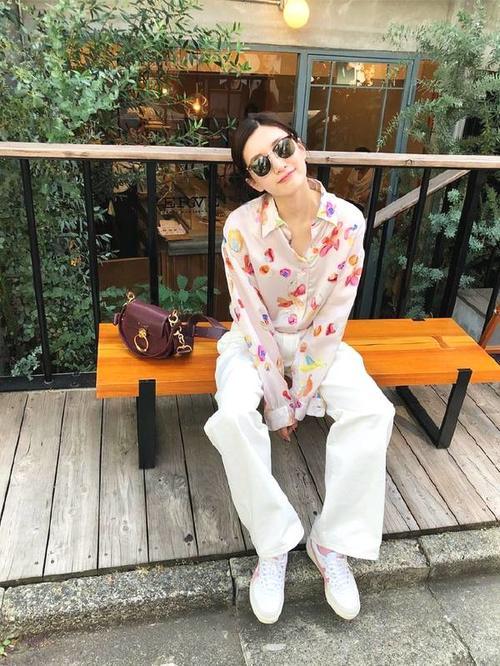 街拍：31岁江疏影, 直筒裤还要露脚踝