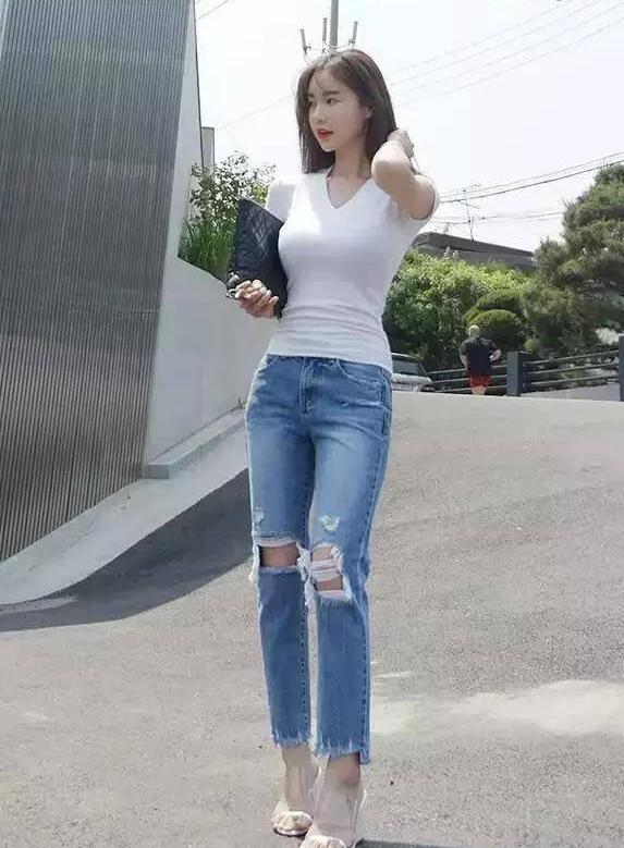 街拍：紧绷绷的牛仔裤，能使女人风姿绰约