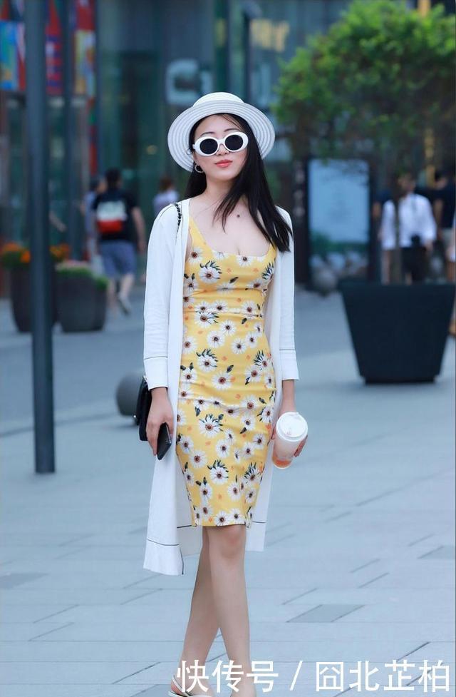  ＂p＂:＂1587792100＂街拍：小姐姐面带微笑气质甜美，搭配粉红色休闲装，非常婉约可人