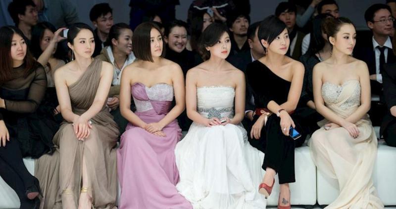 娱乐圈一张神奇的照片，5人合照已有3人出事，难道是被诅咒了？