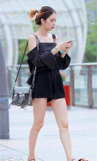 小美女|街拍:气质迷人的小美女,穿搭时髦,拎着包包十分时尚