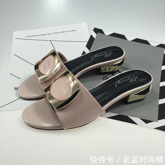 让你可以更好@女人45岁后少穿细高跟,粗跟拖鞋好穿又不累脚,洋气有气质!