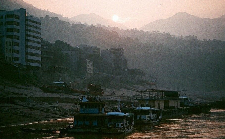 老照片:1994年的山城重庆 光膀子的棒棒军