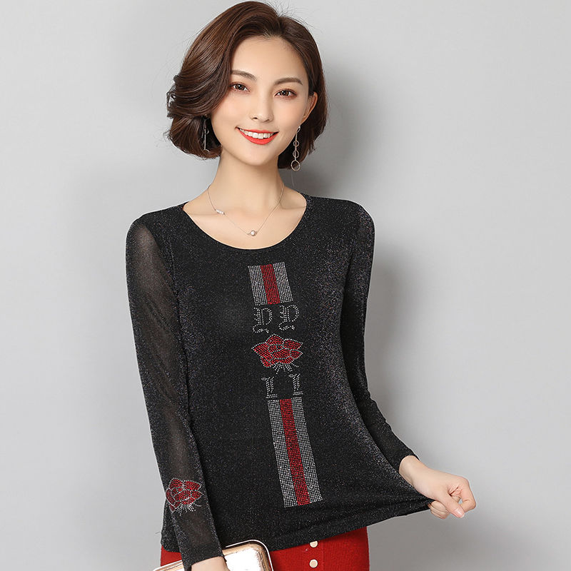 今年风衣已不流行了，“打底衫+小脚裤”美极了，不薄不厚刚刚好