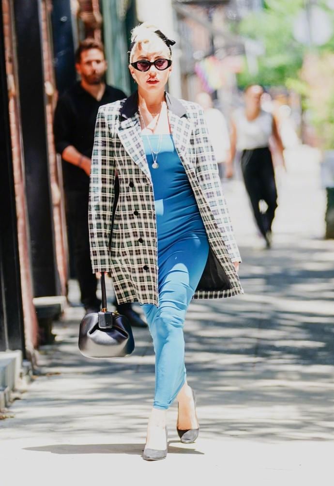 组图:Lady Gaga墨镜遮面变职场女强人 穿紧身包臀裙身材凹凸有致