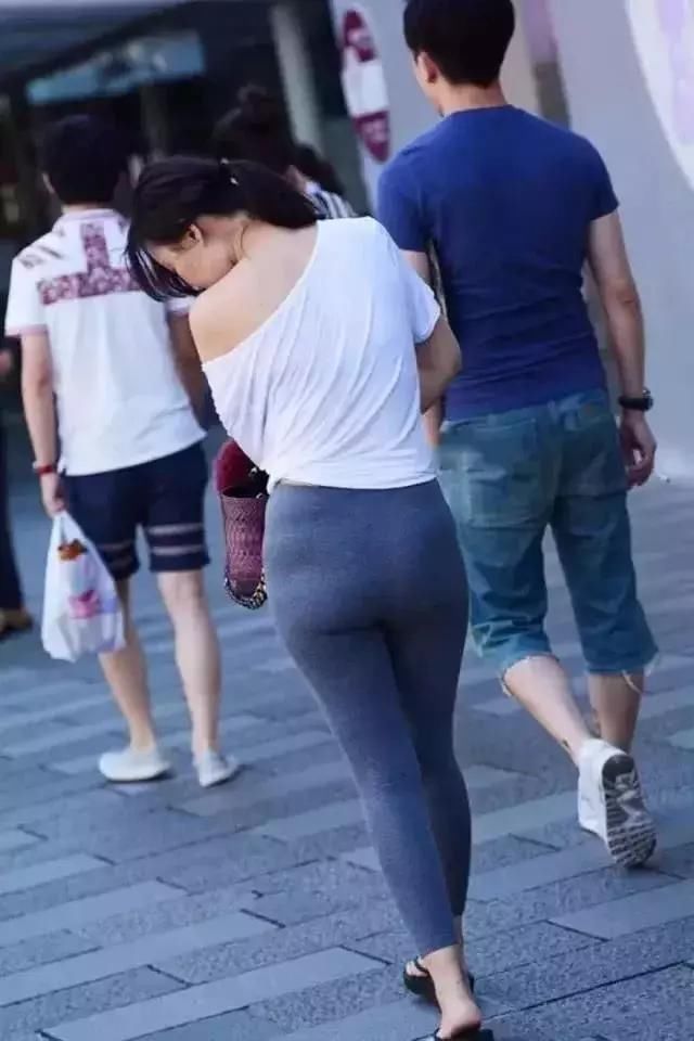 街拍：本以为阔腿裤很美，看了穿紧身裤的姐姐后，才发觉错过好多
