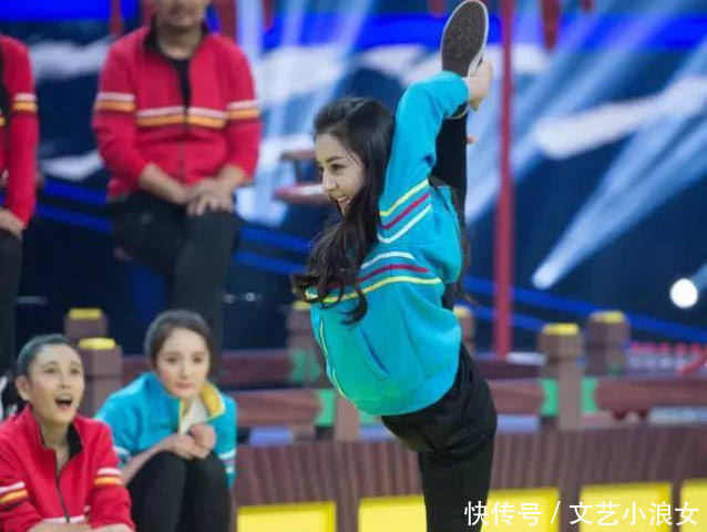 迪丽热巴解锁拍照新姿势,一字马弱爆了,图四你