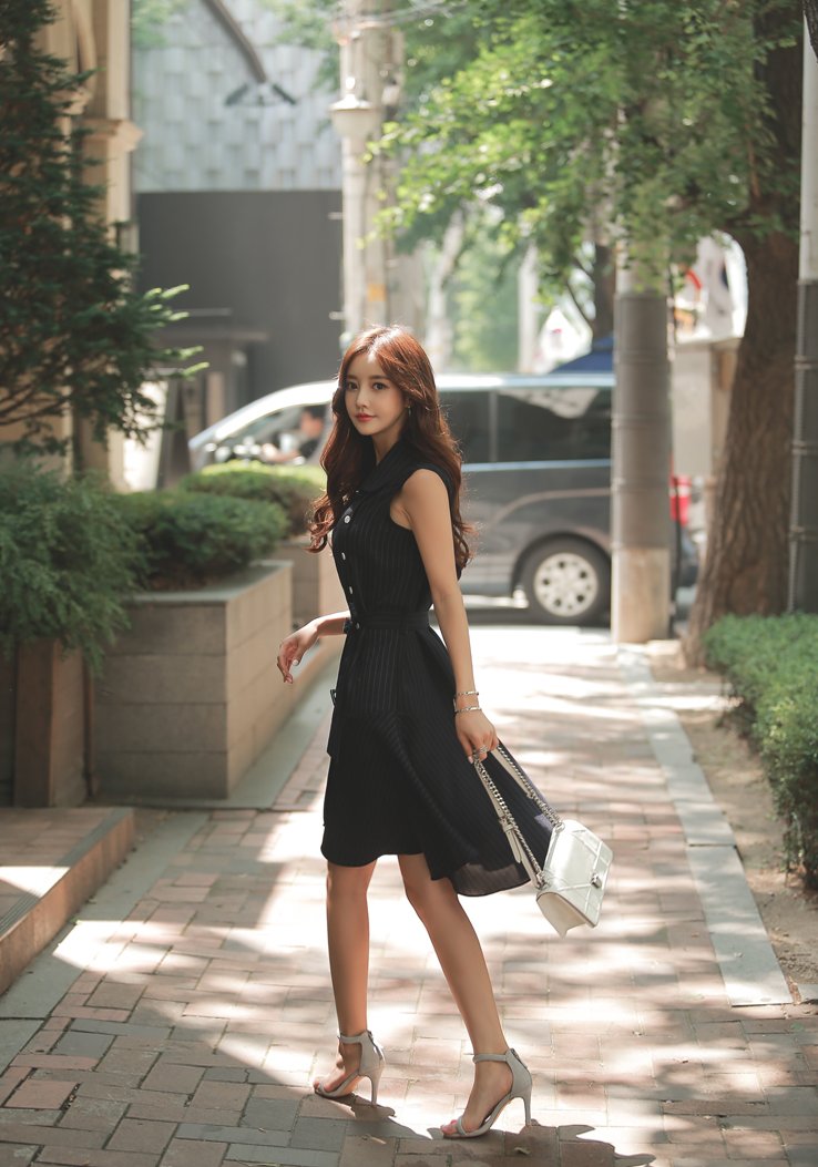 女神珠珠:黑咖啡愠色竖条不对称束腰裙