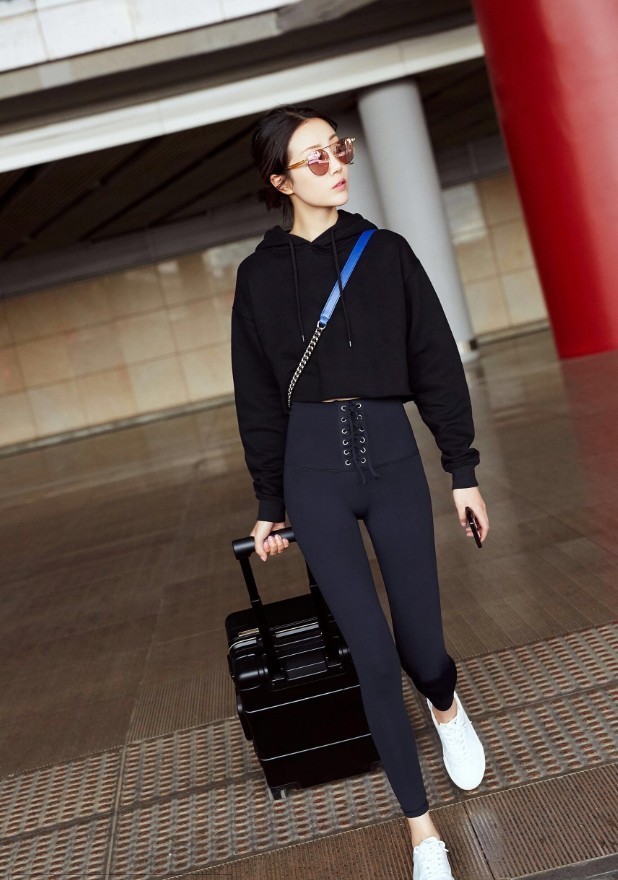 刘溪芮每次机场照都秀美腿，这次穿紧身“水手服”，照秀不误