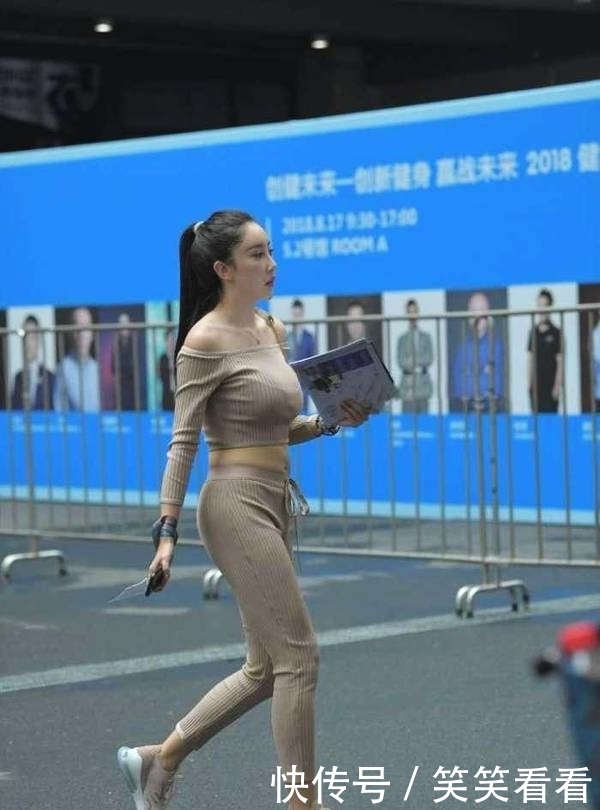 「度过」美女街拍小姐姐穿针织套装出街, 度过一个“温情”的秋天