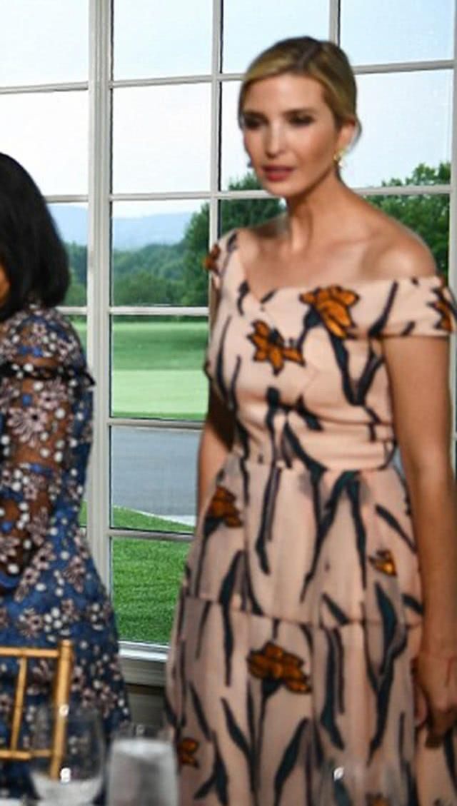 伊万卡身穿一字肩礼服气场出众，竟然抢了继母的风头！