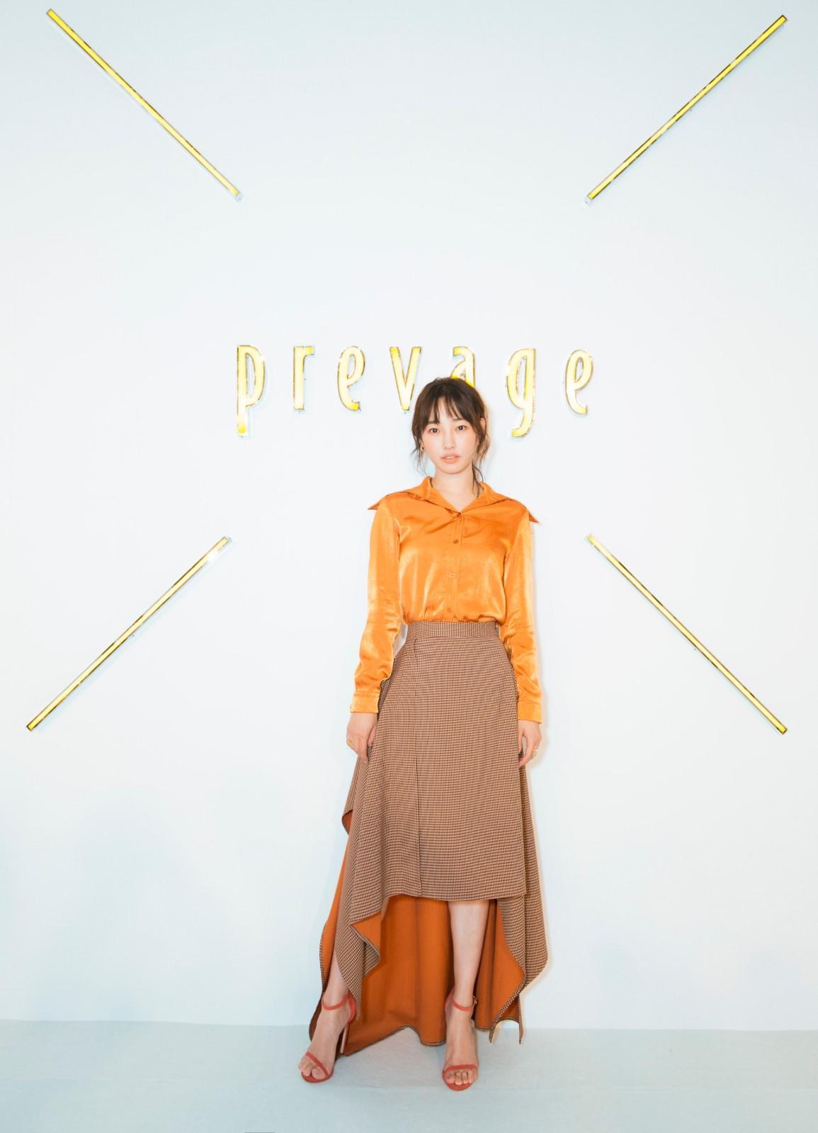 白百何不规则及膝裙尽显温婉优雅 橘色系造型显青春元气