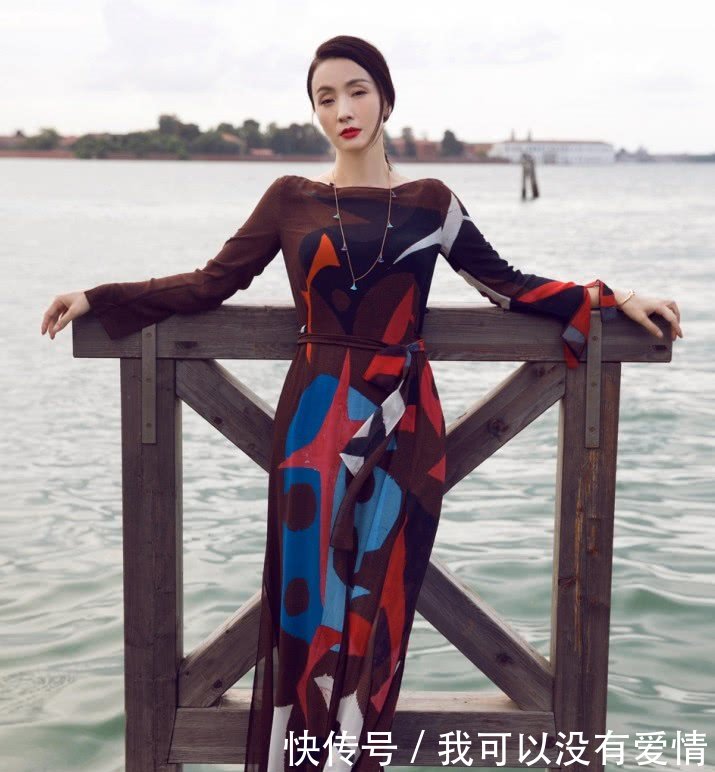 还是陶虹厉害，直接从裙子上撕一块布当腰带系，意外很有品位！