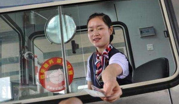 为何高速公路每年收入几千亿，为什么还在喊亏损？内行人说了真相