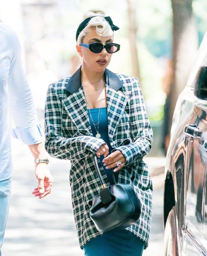 组图:Lady Gaga墨镜遮面变职场女强人 穿紧身包臀裙身材凹凸有致
