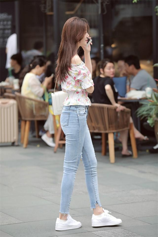 和短裤相比，穿长裤修饰腿型线条，身材更显曼妙