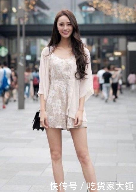  女人味|热情活泼的时尚街拍：年轻自信的美女，散发十足女人味！