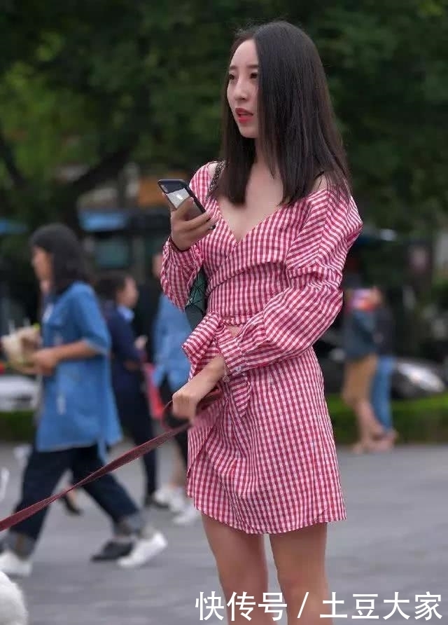 搞定|路人街拍:想要做美丽的女神,一条粉红色格子连衣裙就能搞定